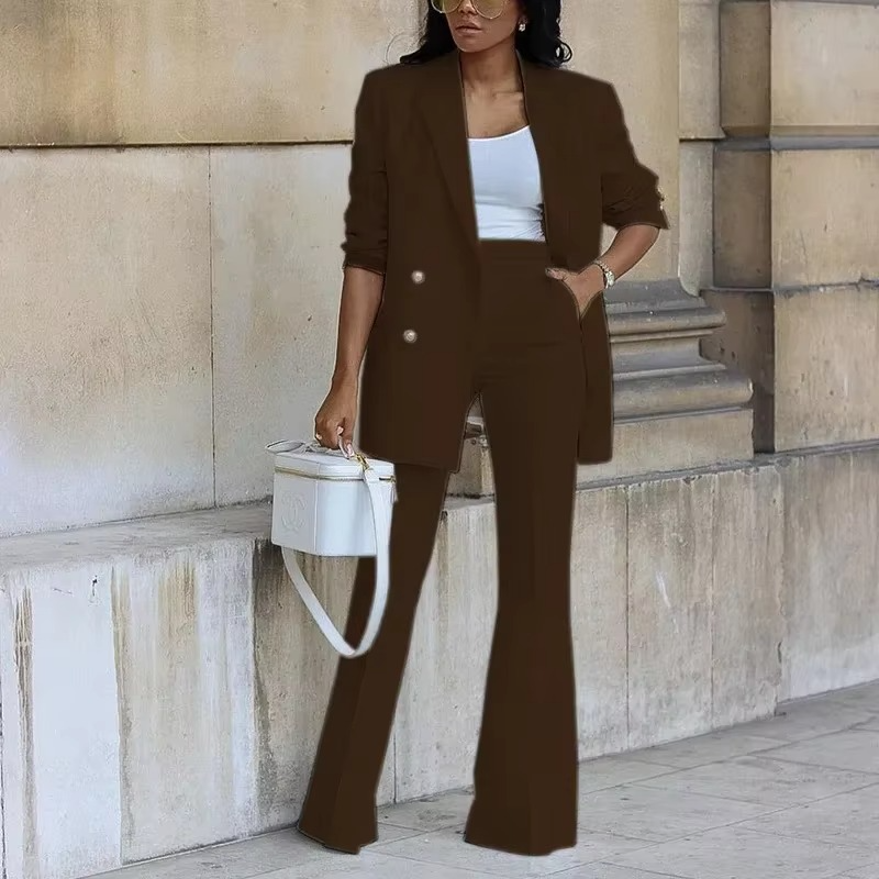 Blazer elegante da donna con chiusura a bottoni e pantaloni svasati - Set di due pezzi per ogni stagione