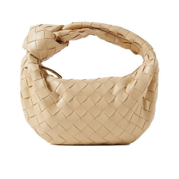 Minibolso elegante y compacto en material de alta calidad.