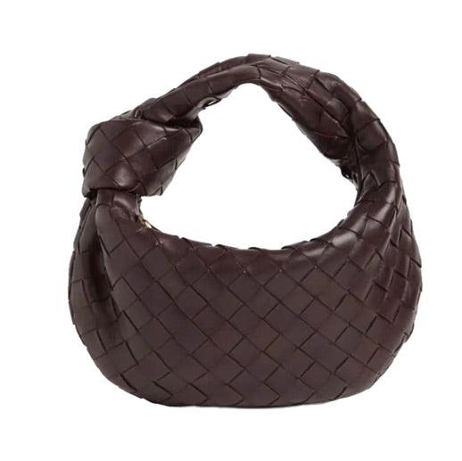 Minibolso elegante y compacto en material de alta calidad.