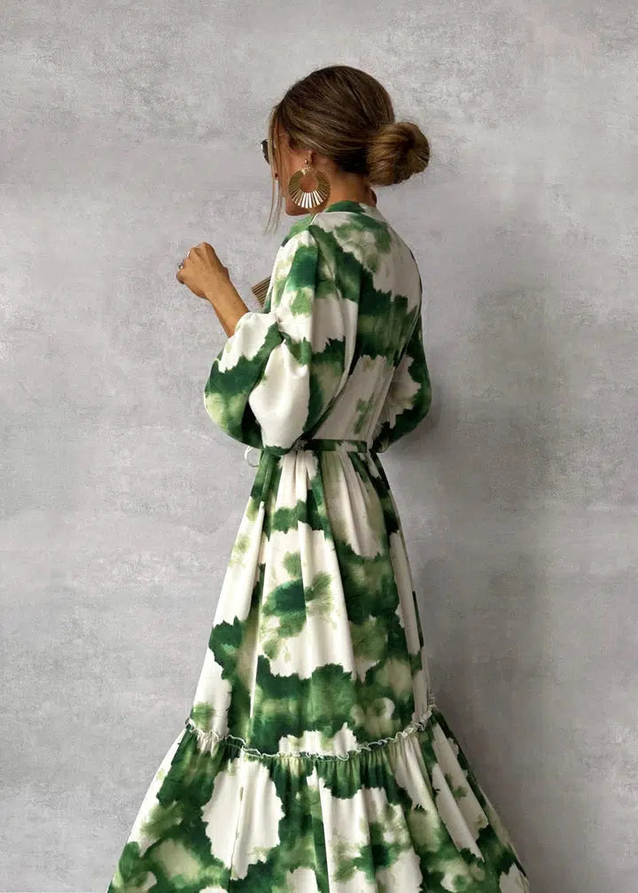 Elegante vestido largo con mangas largas y escote en V: fluido y chic.