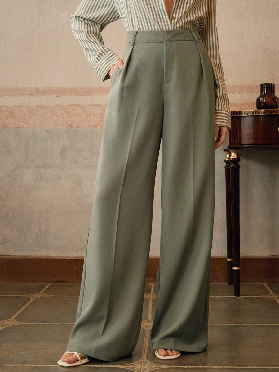 Pantalon taille haute pour femme à larges plis dans un style formel