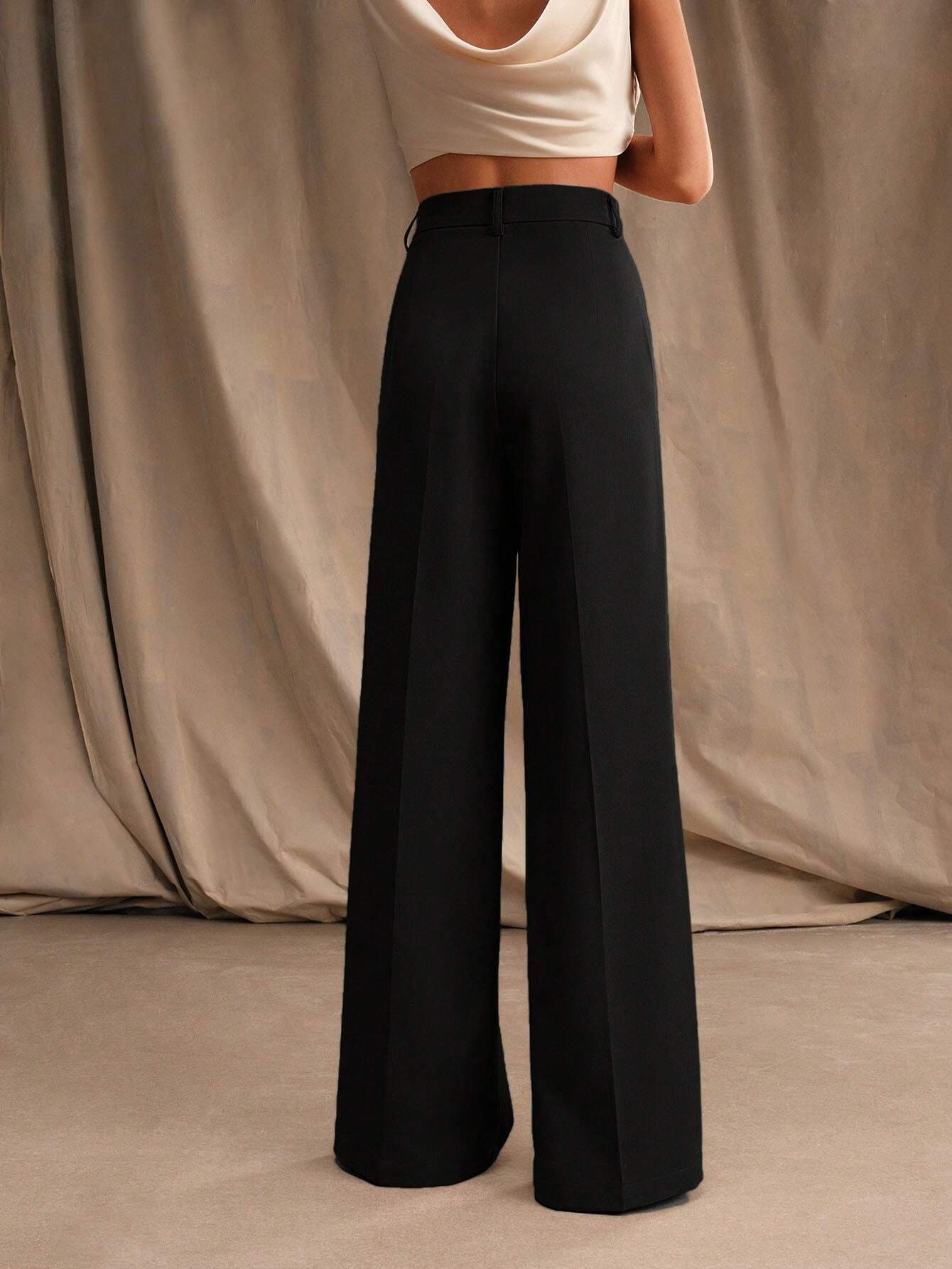 Pantalon taille haute pour femme à larges plis dans un style formel