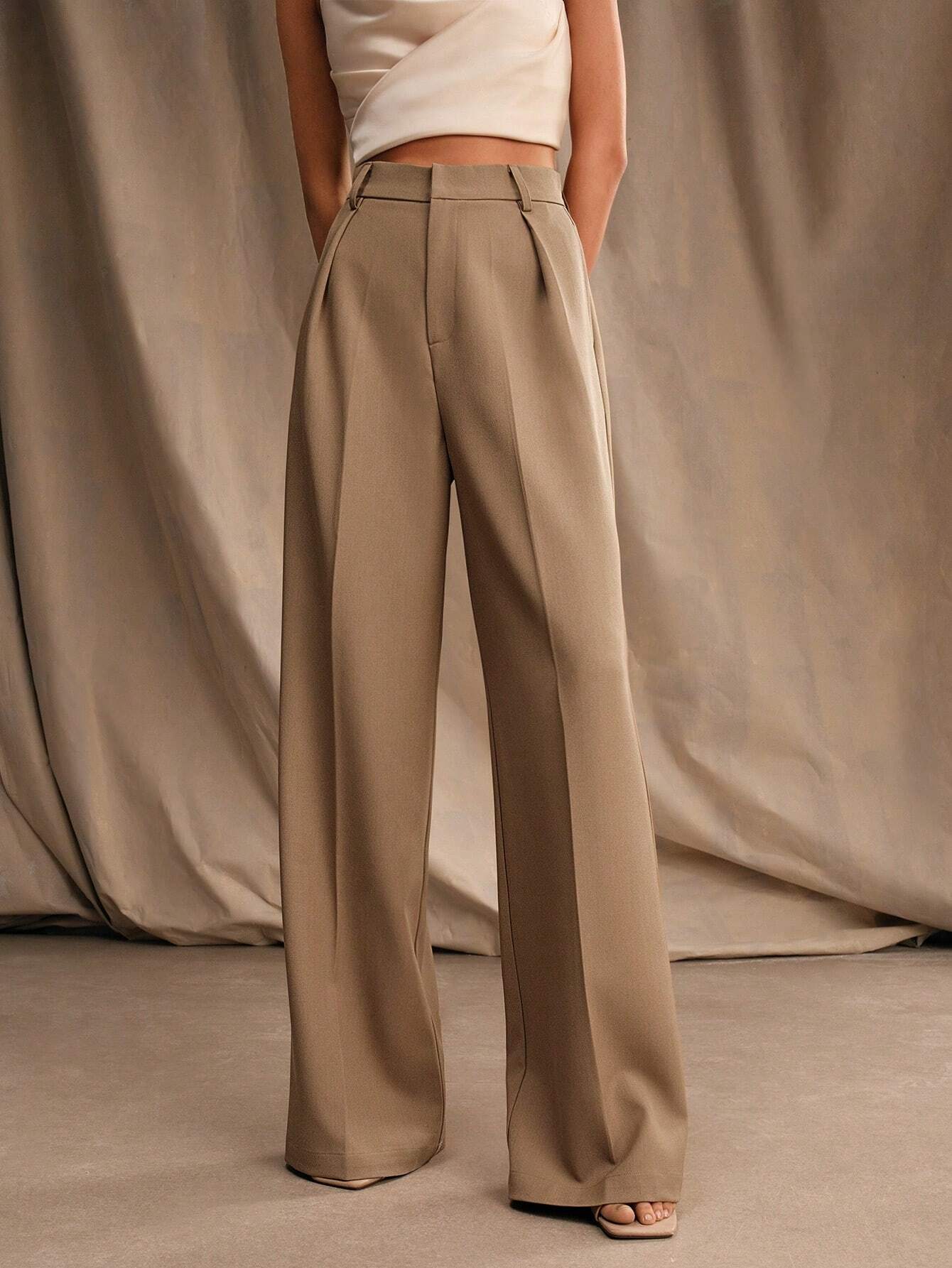 Pantalon taille haute pour femme à larges plis dans un style formel
