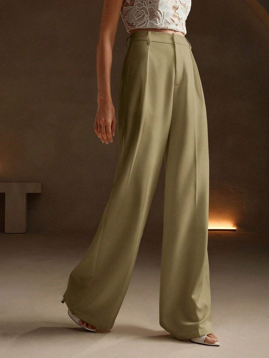 Pantalon taille haute pour femme à larges plis dans un style formel