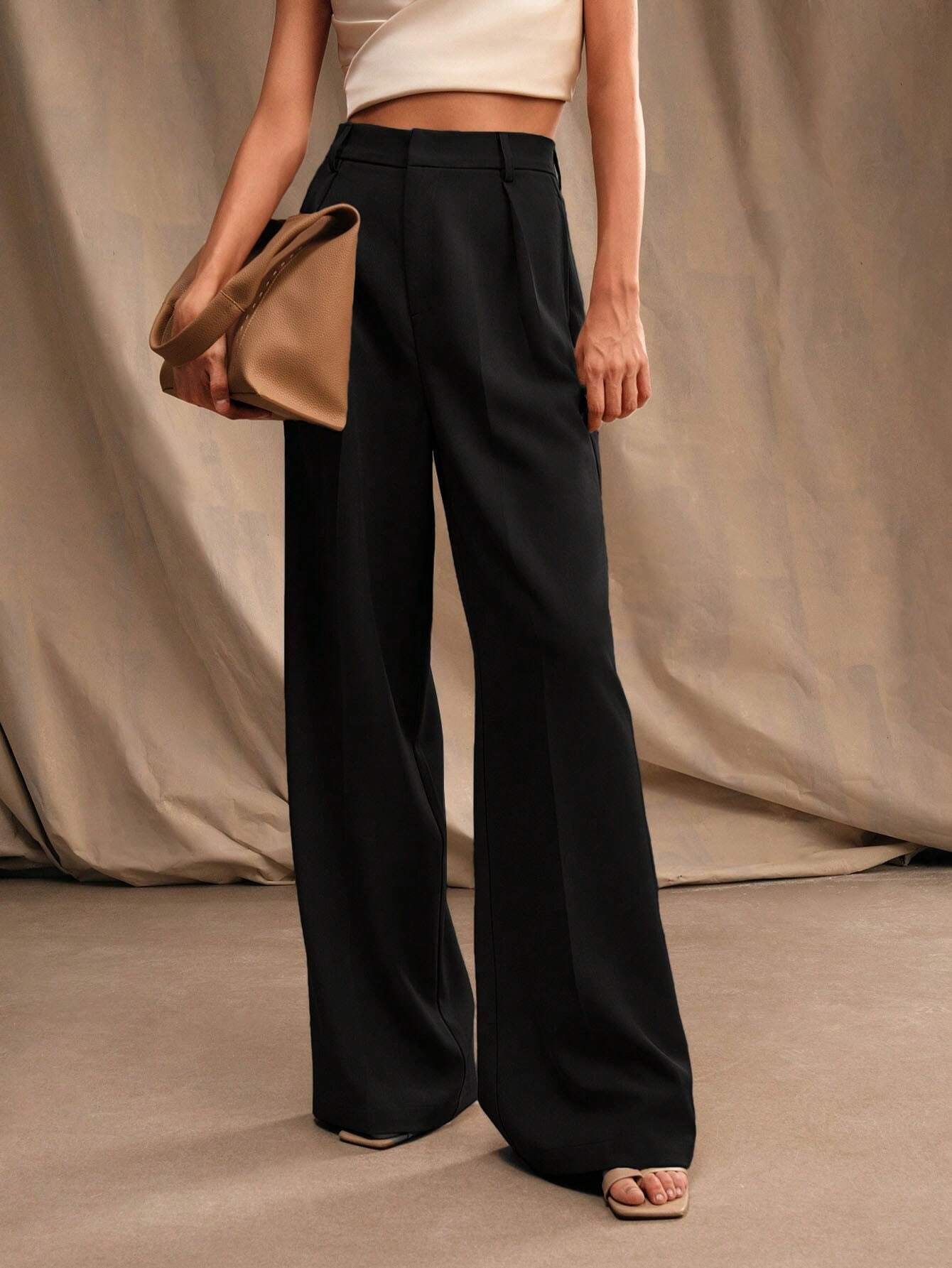 Pantalon taille haute pour femme à larges plis dans un style formel