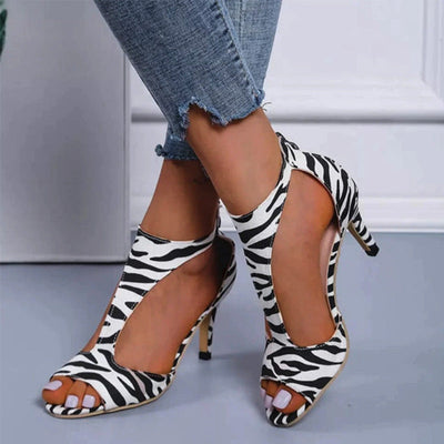 Océane Dubois | Tacones altos de moda que sujetan el pie