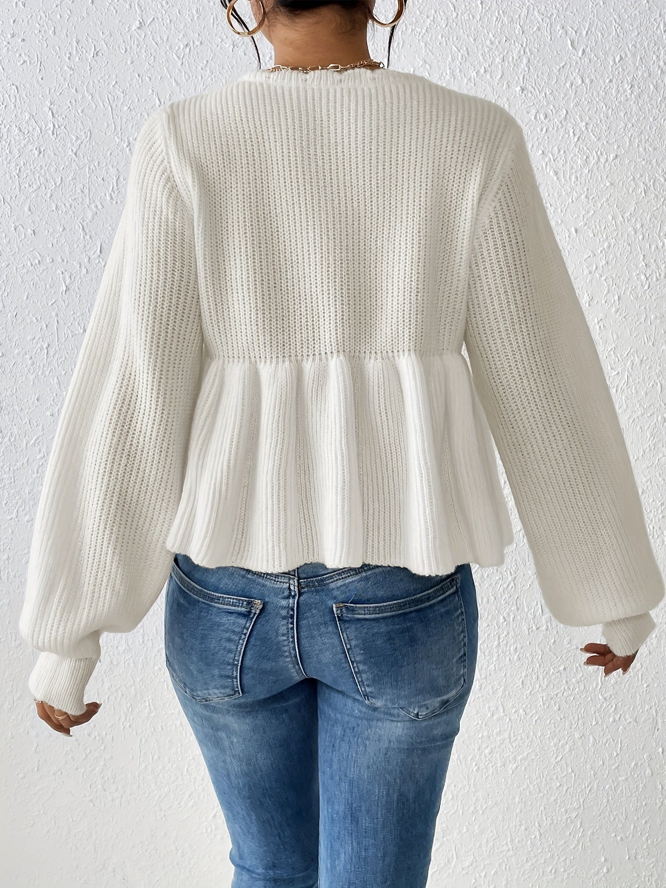 Pull blanc avec cordon de serrage et volants sur l'ourlet