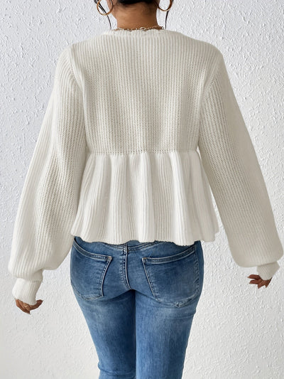 Pull blanc avec cordon de serrage et volants sur l'ourlet