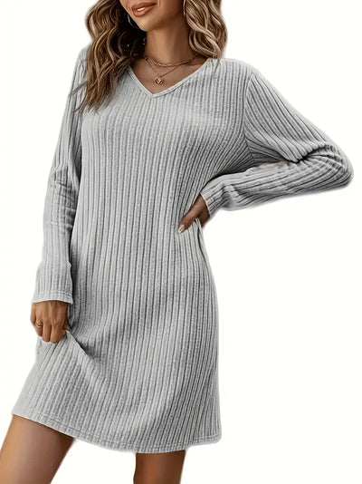 Vestido sencillo y elegante con escote en pico acanalado. 