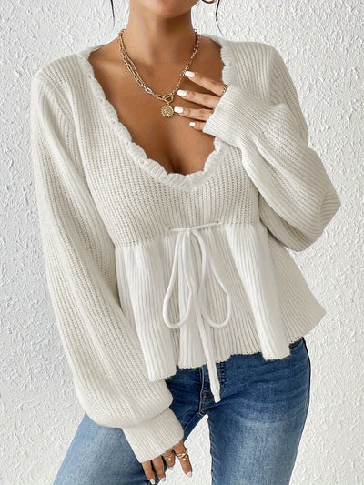Pull blanc avec cordon de serrage et volants sur l'ourlet