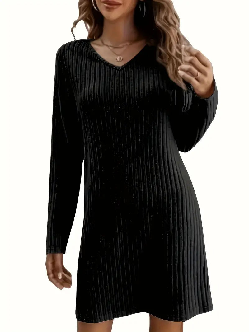 Vestido sencillo y elegante con escote en pico acanalado. 