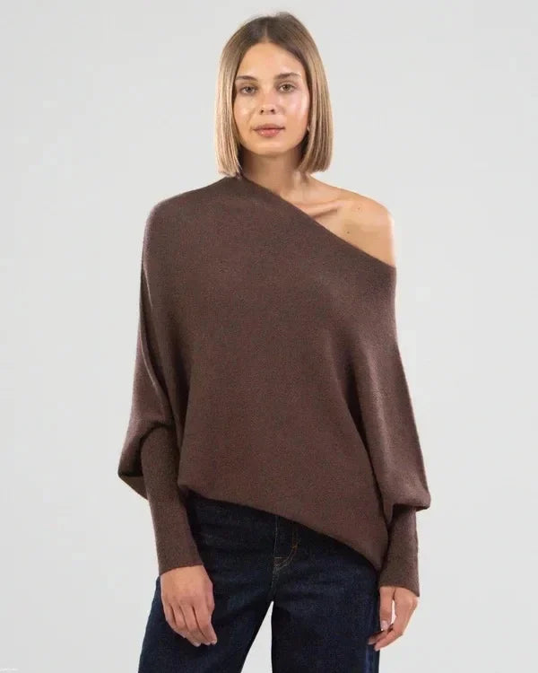 Maglione asimmetrico con spalle scoperte lavorato a maglia