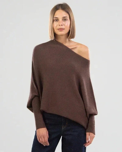 Maglione asimmetrico con spalle scoperte lavorato a maglia