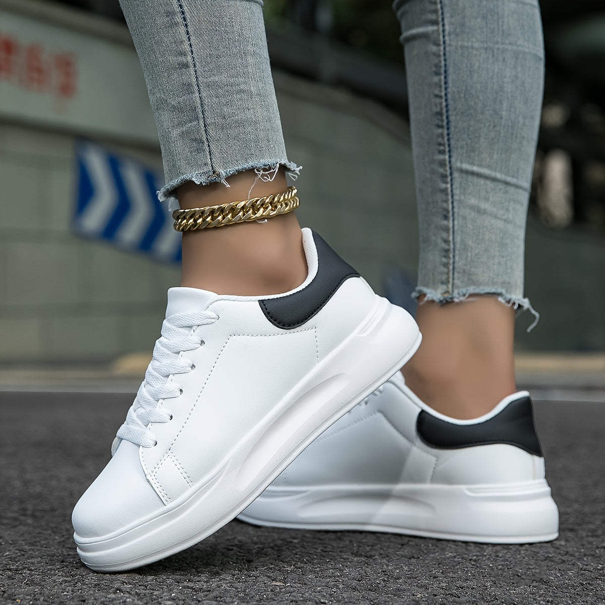 Zapatillas blancas de piel para mujer