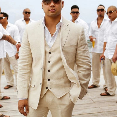 Elegante traje de tres piezas para hombre: ideal para una boda de verano o para vestir de etiqueta.