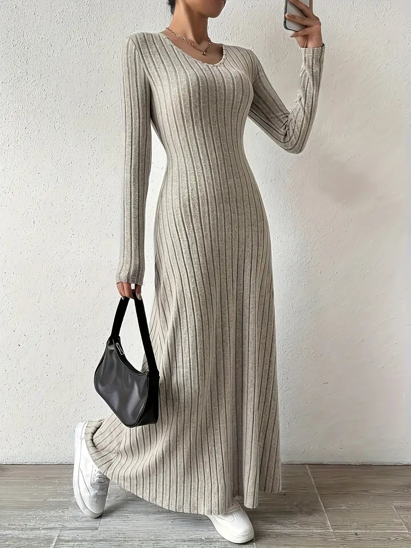 Cómodo vestido de punto acanalado de manga larga 