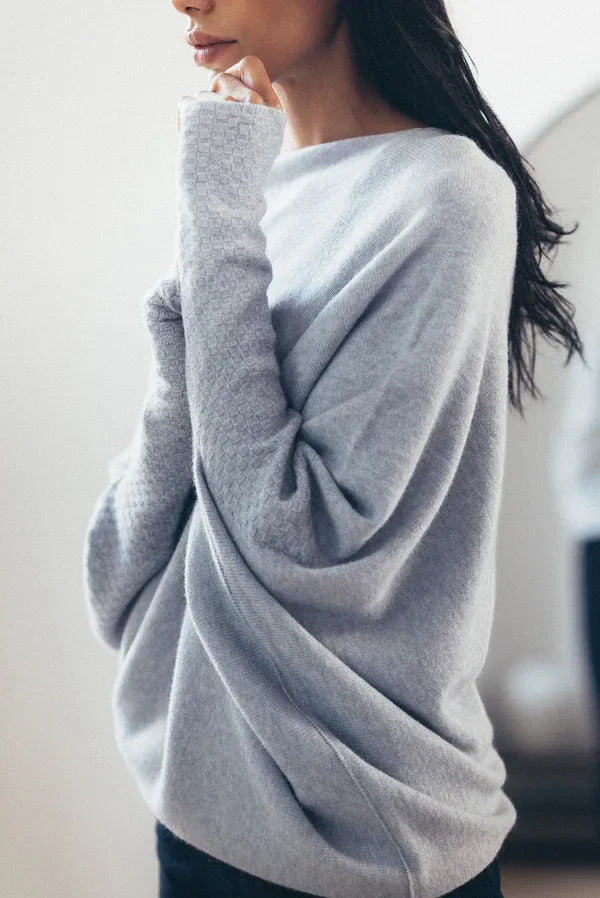 Maglione asimmetrico con spalle scoperte lavorato a maglia