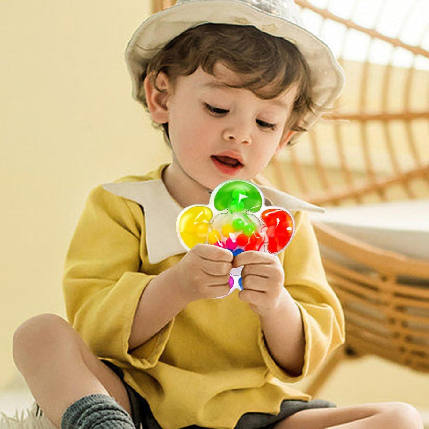 Jeux sensoriels Montessori pour le tri des couleurs