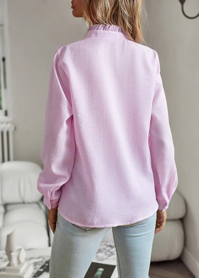 Blusa de mujer elegante larga y manera con cuello alto