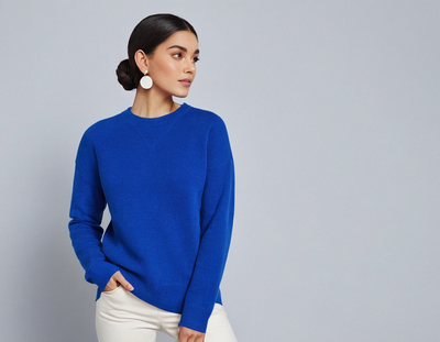 Suéter de cuello redondo azul liso con mangas largas