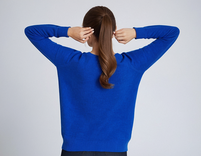 Suéter de cuello redondo azul liso con mangas largas