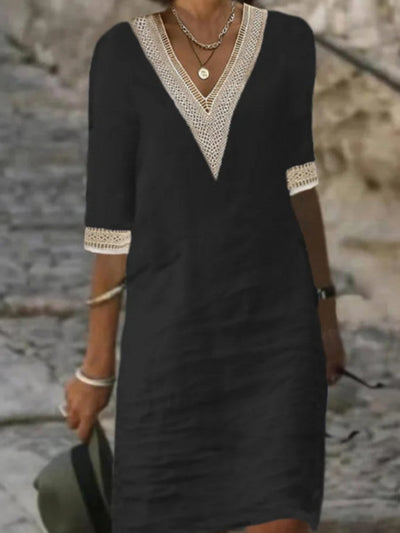 Elegante vestido de mezcla de lino con escote en V y ribete de encaje.