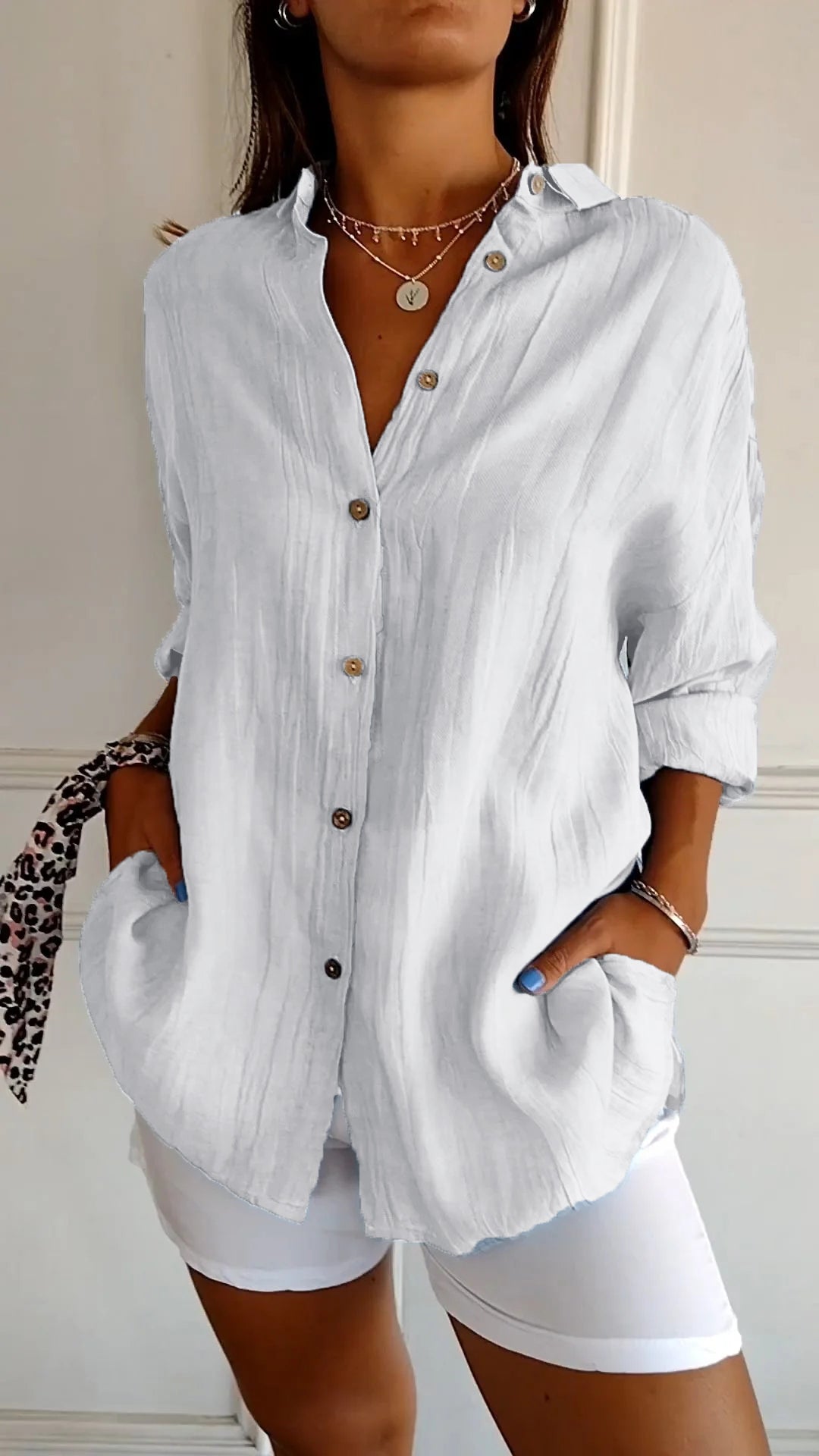 Chemise féminine légère avec fermeture des boutons