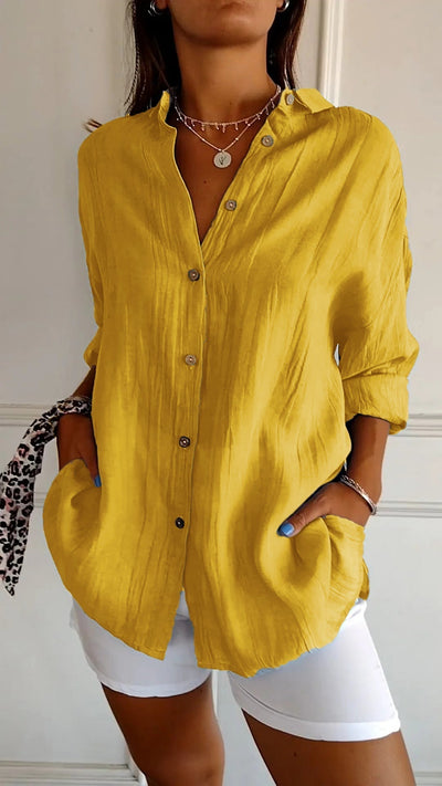 Chemise féminine légère avec fermeture des boutons