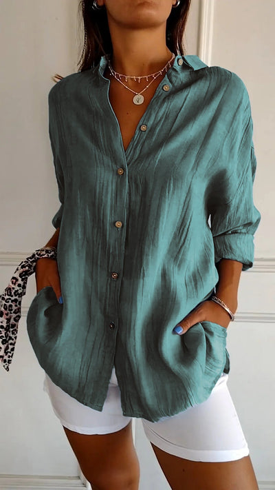 Chemise féminine légère avec fermeture des boutons