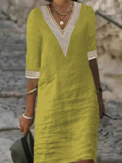 Elegante vestido de mezcla de lino con escote en V y ribete de encaje.