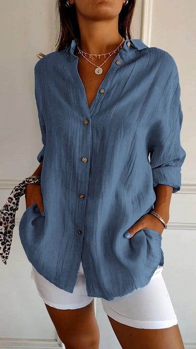 Chemise féminine légère avec fermeture des boutons