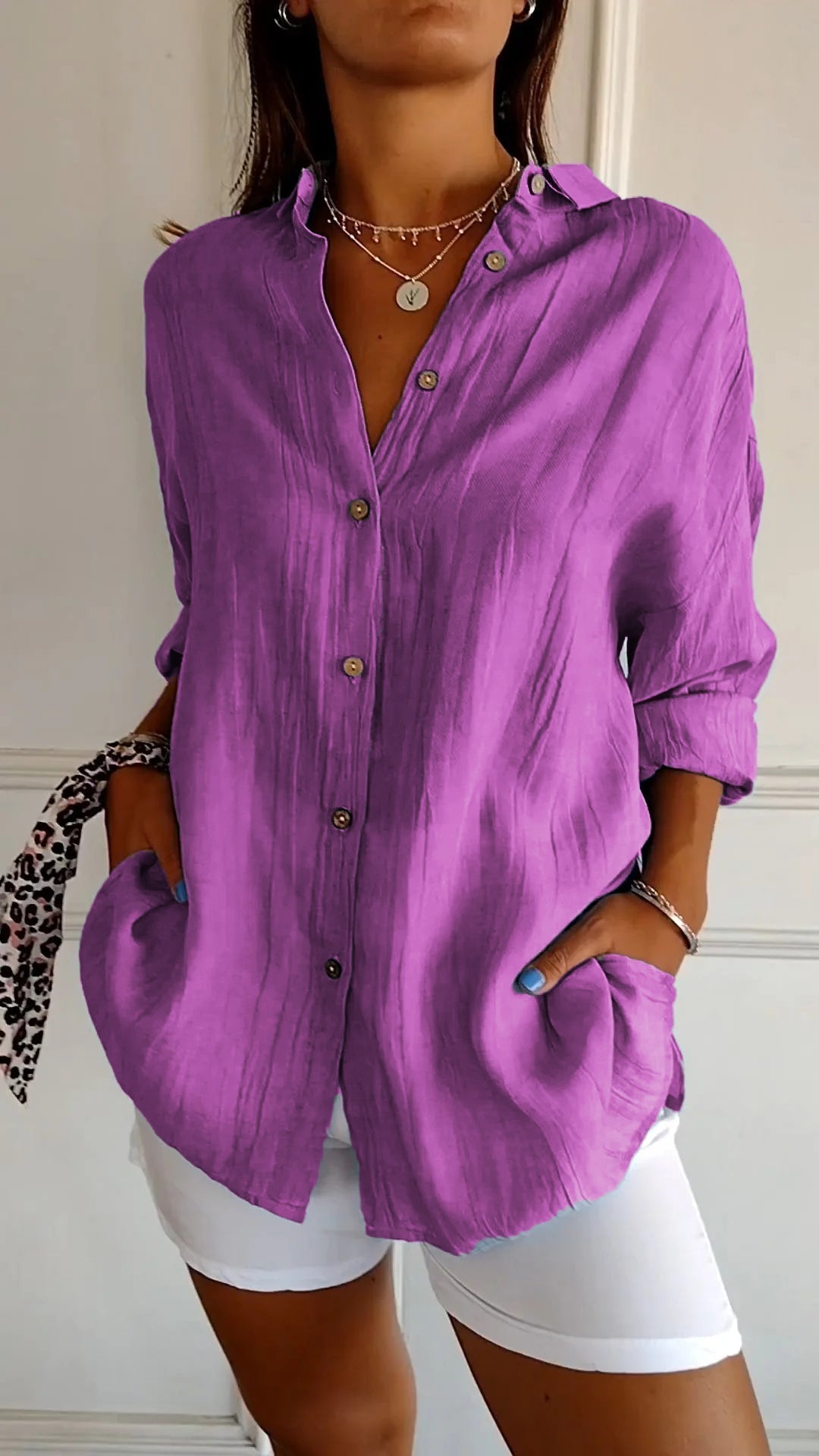 Chemise féminine légère avec fermeture des boutons