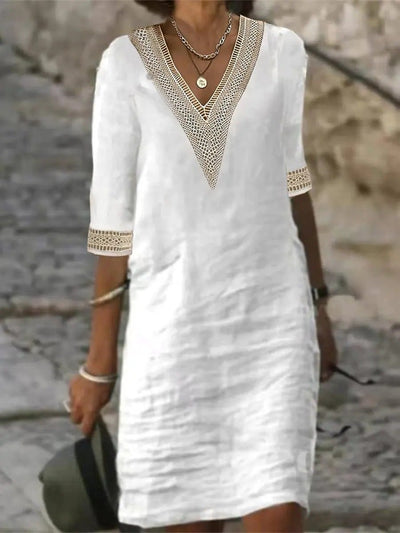 Elegante vestido de mezcla de lino con escote en V y ribete de encaje.
