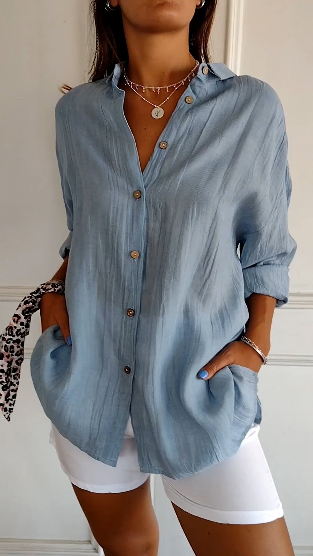 Chemise féminine légère avec fermeture des boutons