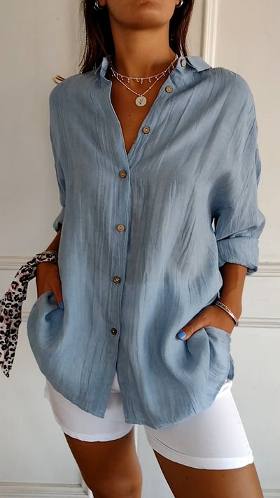 Chemise féminine légère avec fermeture des boutons