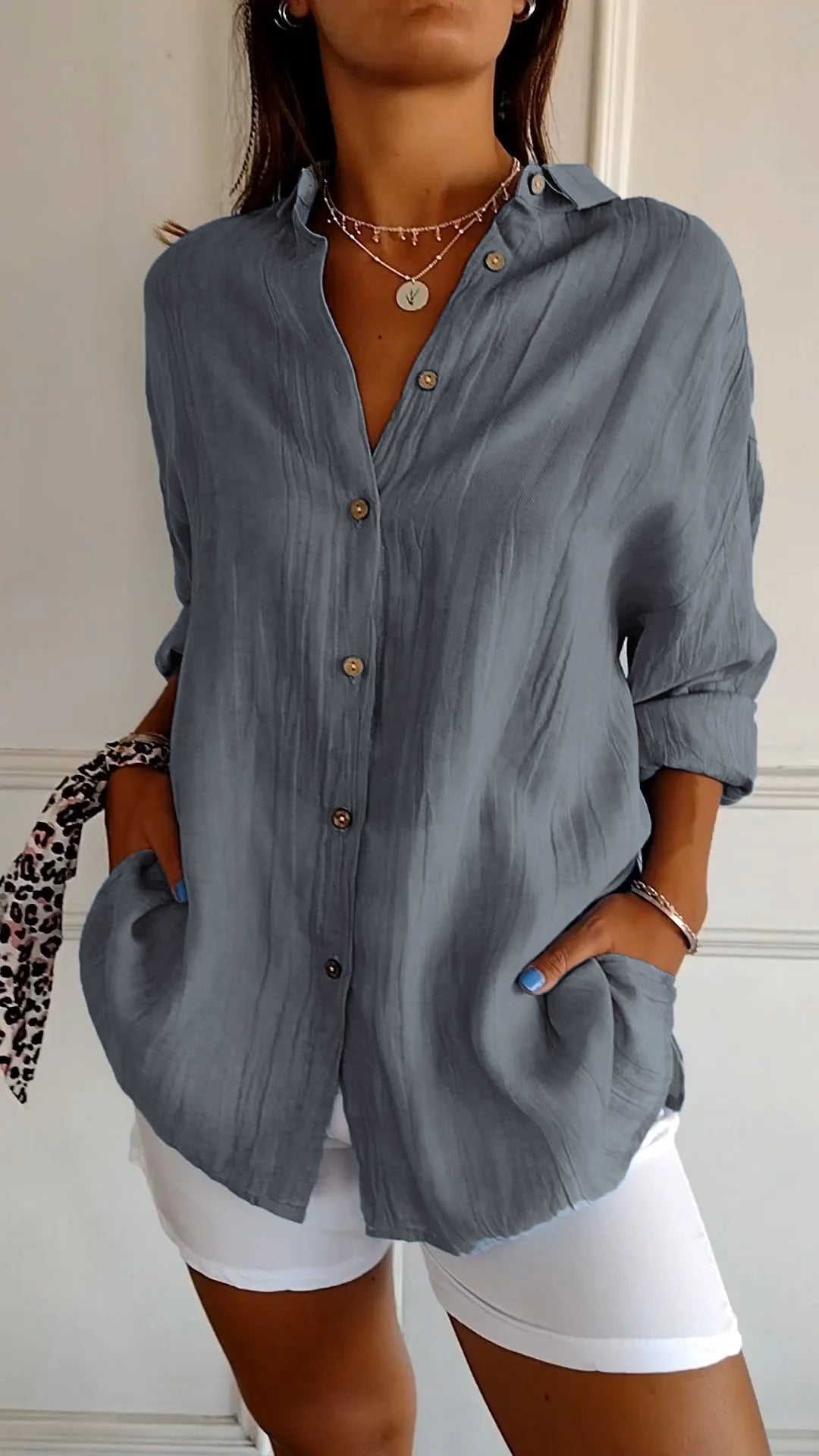 Chemise féminine légère avec fermeture des boutons