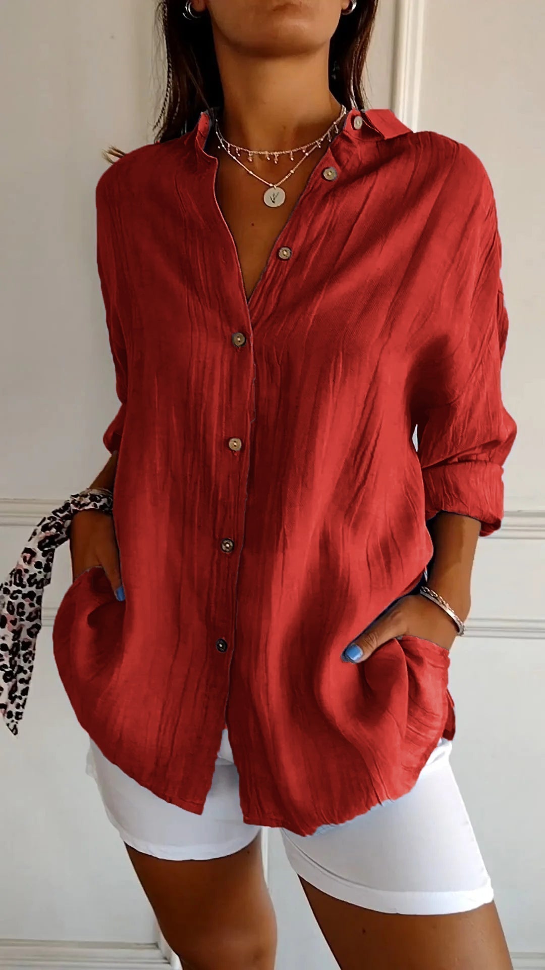 Chemise féminine légère avec fermeture des boutons