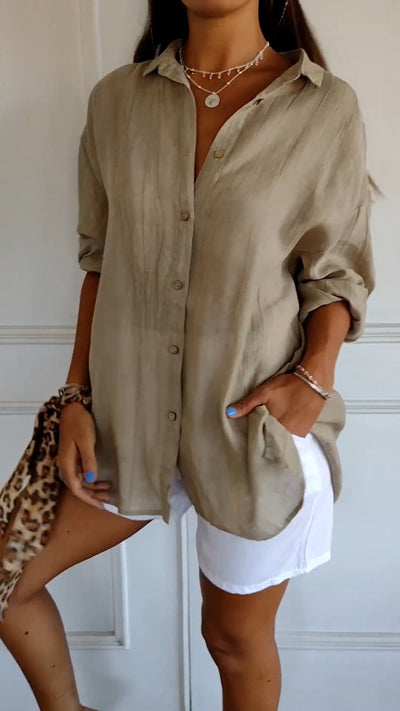 Chemise féminine légère avec fermeture des boutons