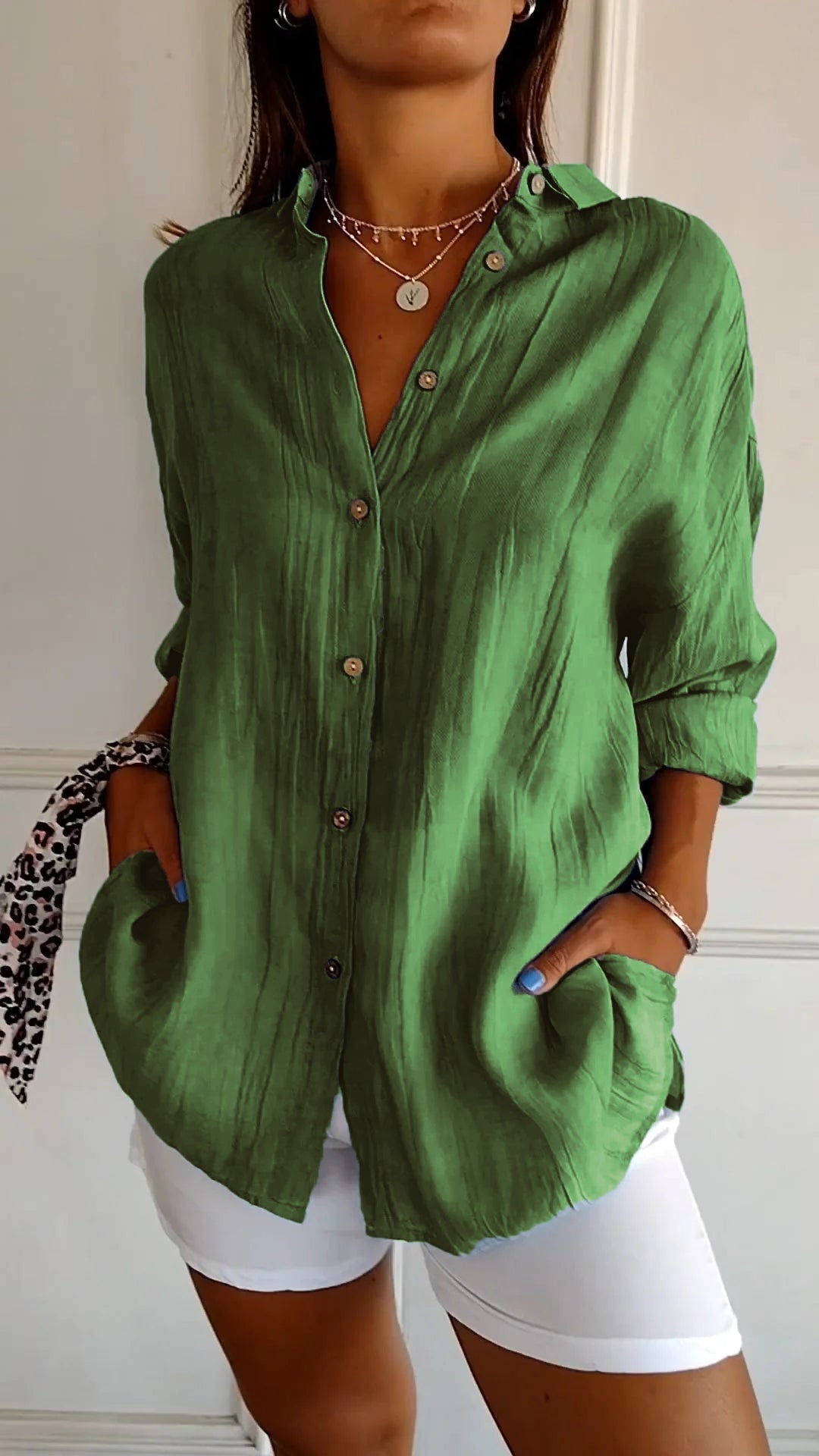 Chemise féminine légère avec fermeture des boutons