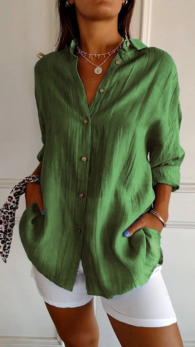 Chemise féminine légère avec fermeture des boutons