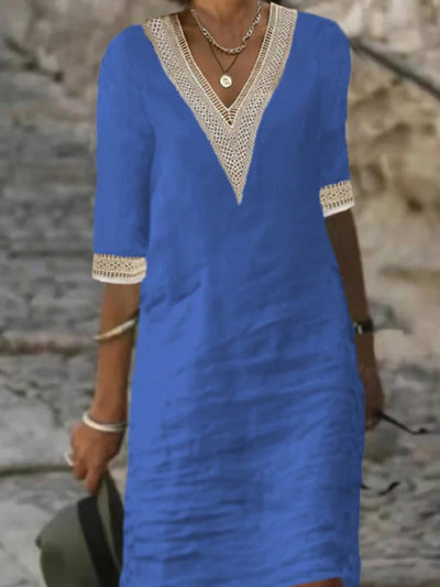 Elegante vestido de mezcla de lino con escote en V y ribete de encaje.