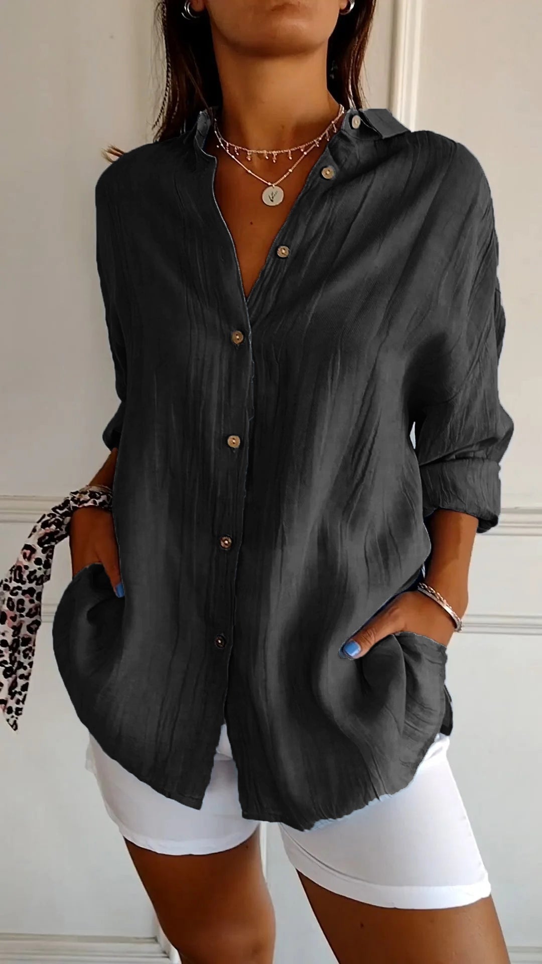 Chemise féminine légère avec fermeture des boutons