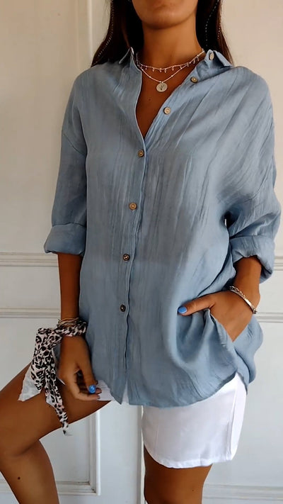 Chemise féminine légère avec fermeture des boutons