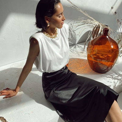 Falda midi de satén de color liso