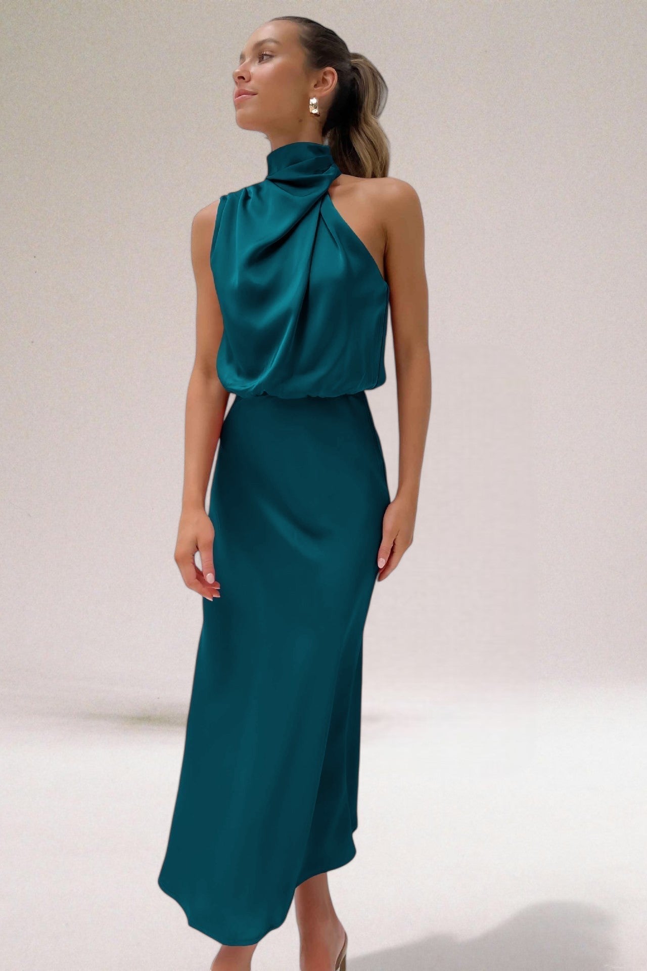 Abito elegante in raso con scollo ad aletta per donna