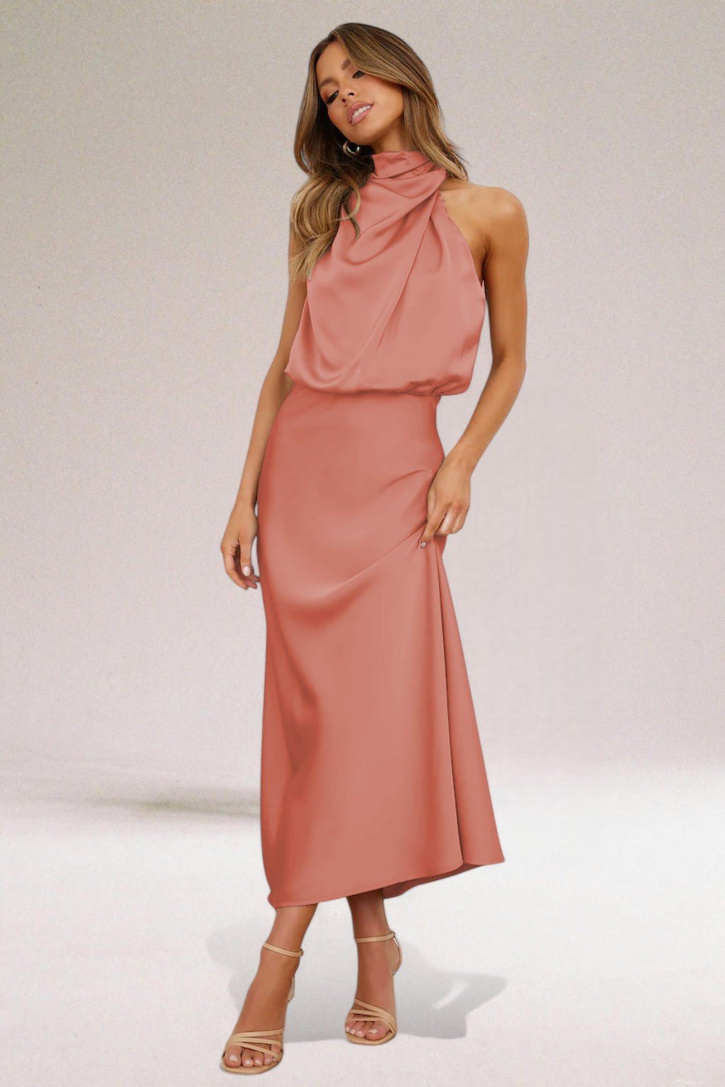 Abito elegante in raso con scollo ad aletta per donna