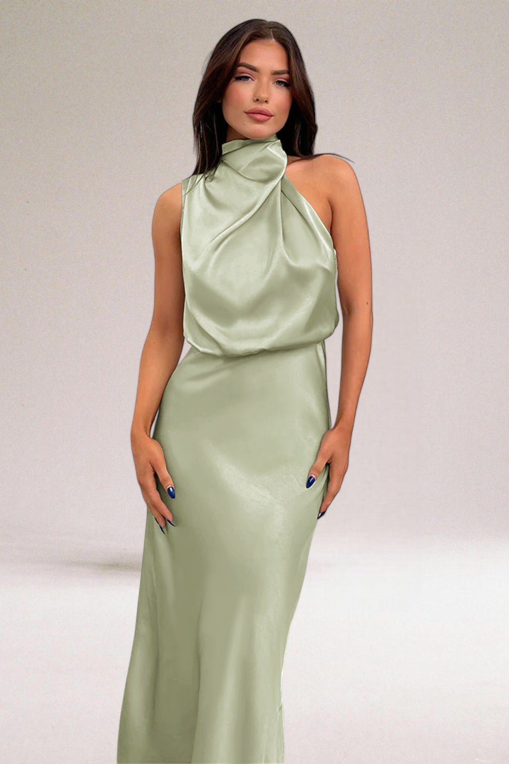 Abito elegante in raso con scollo ad aletta per donna