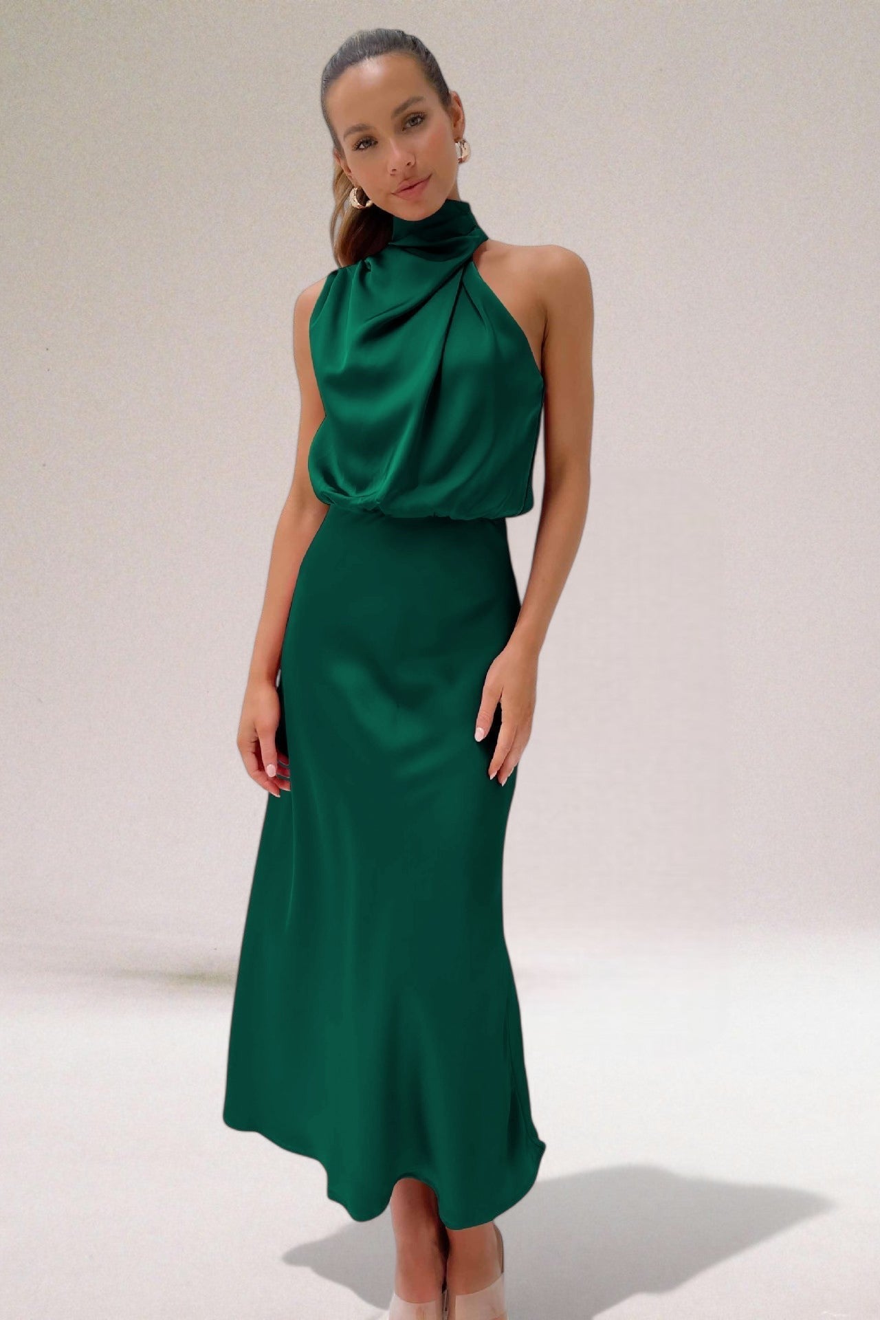 Abito elegante in raso con scollo ad aletta per donna