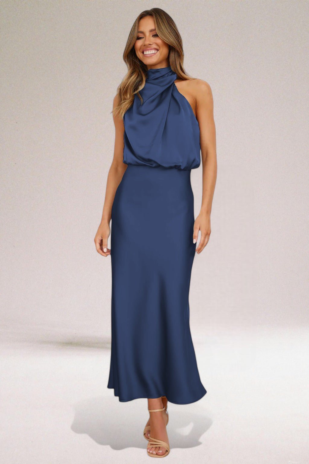 Abito elegante in raso con scollo ad aletta per donna